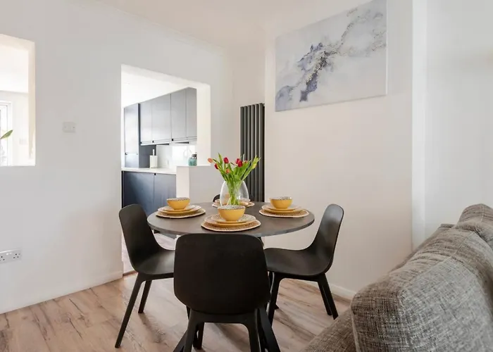 Modern 2 Bed House In Rainham, Kent - Central Location