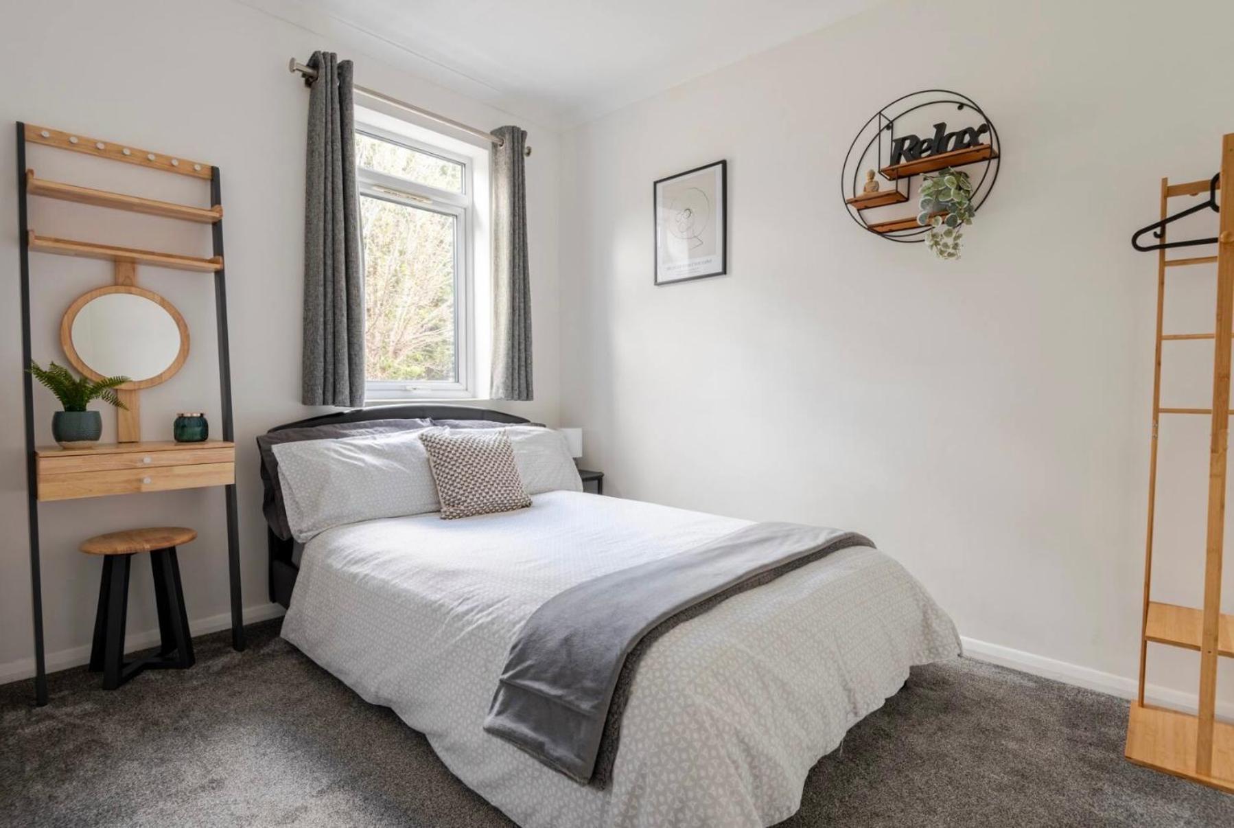 Modern 2 Bed House In Rainham, Kent - Location * Rainham (Kent)