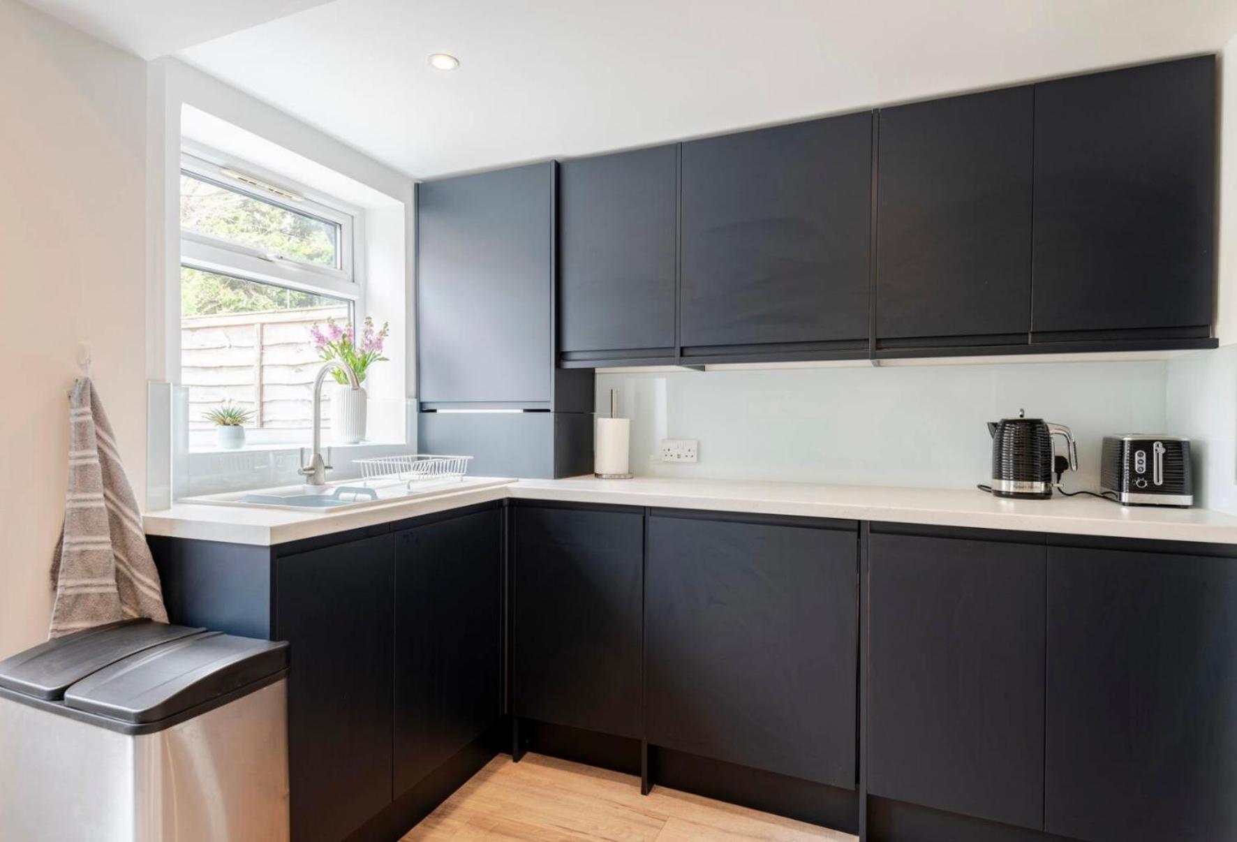 Modern 2 Bed House In Rainham, Kent - Location * Rainham (Kent)