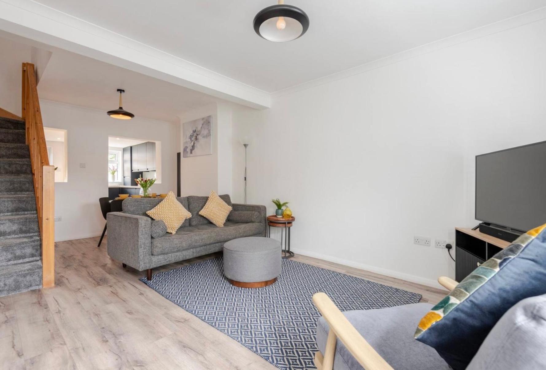 Modern 2 Bed House In Rainham, Kent - Location Apartment *